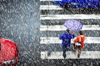 Niż znad Niemiec już w Polsce. Wyraźnie popsuł pogodę w kraju. Jakie będą następne godziny?