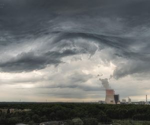 Chmury typu asperitas nad Jaworznem. Widok jak z apokaliptycznego filmu 