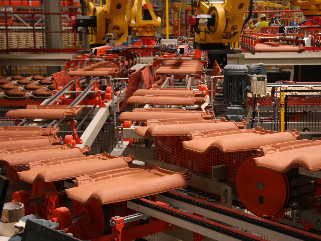 Dachówki na 15 tys. dachów rocznie wyprodukuje fabryka dachówek ceramicznych Creaton w Widziszewie 