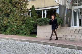 Natasza Urbańska zadaje szyku przy białym mercedesie