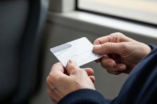 Ulgi dla seniorów w 2025 roku. Jakie zniżki naprawdę przysługują?