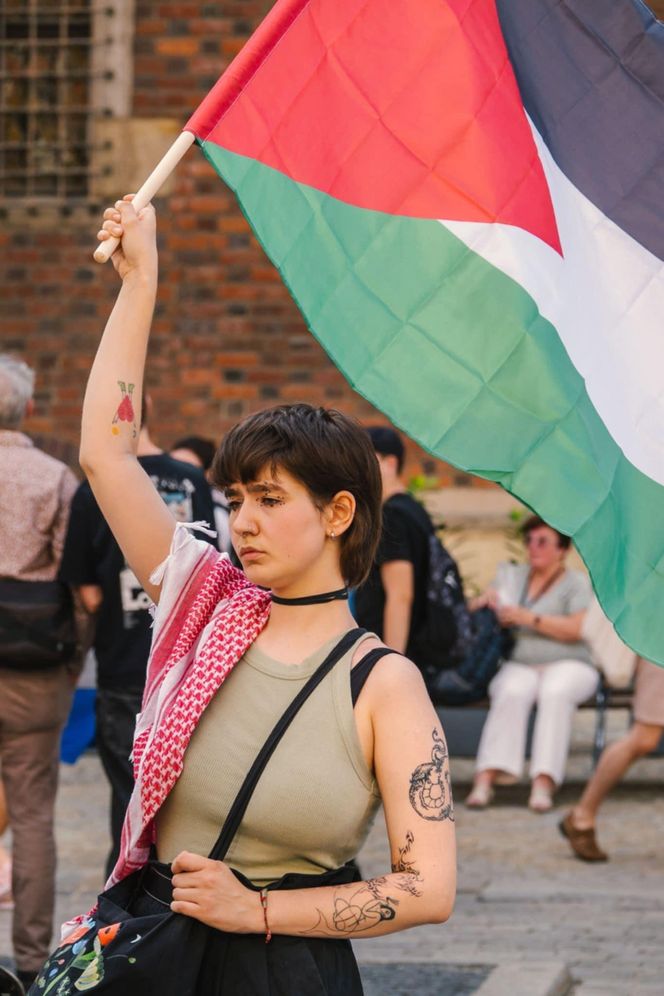 Głośny protest na Rynku we Wrocławiu przeciwko działaniom Izraela.„To nasz moralny obowiązek”