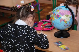 QUIZ. Sobotnia ortografia. Takie słowa znajdziesz w szkolnym dyktandzie! Umiesz je poprawnie zapisać? 