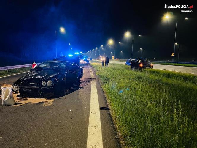 Potrącony policjant, przełamany szlaban i dachowanie - pościg jak z filmu autostradą A4!