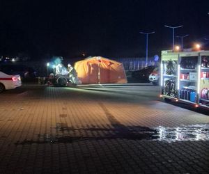 Kawle. Strażacy usuwają zniszczenia po pożarze hali przetwórstwa drobiu. W akcji robot gaśniczy i drony