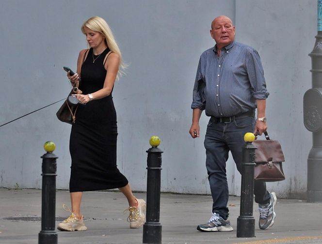 Jasnowidz Jackowski przyłapany w Warszawie. Młodsza, atrakcyjna kobieta i luksusowe zakupy