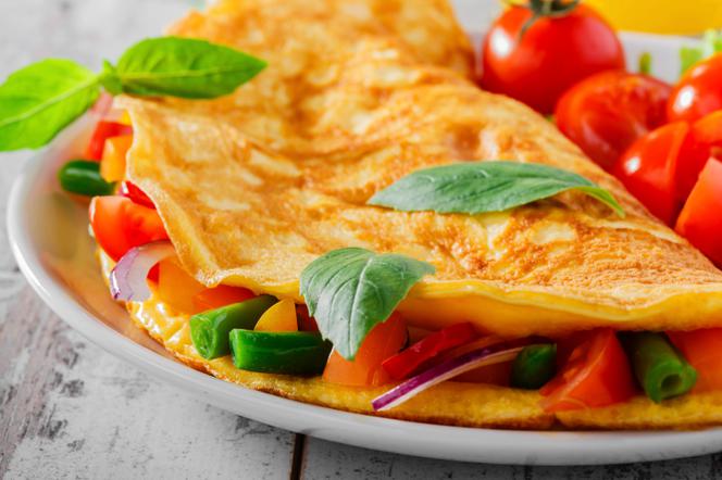 omlet ze szpinakiem i salsą