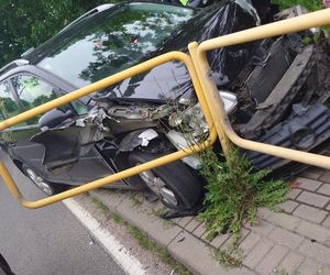 Zasłabł za kierownicą i wjechał w barierki! Dramatyczna walka o życie kierowcy