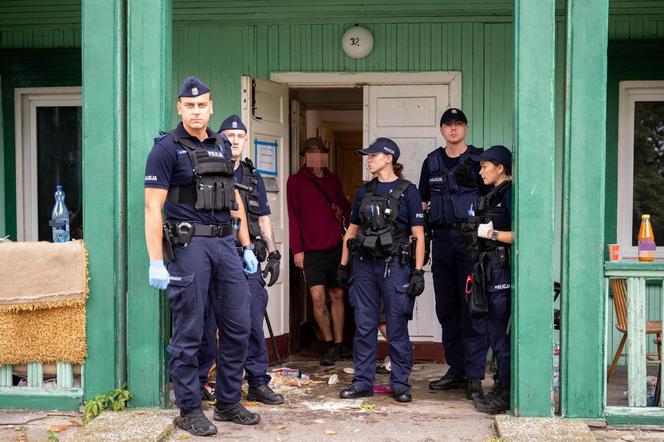 Chaos na Osiedlu Przyjaźń. Policja zatrzymała mieszkańca domku. „Wyciągnęli go siłą”