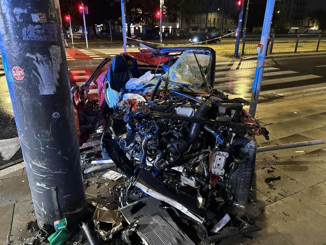 Kierujący sportowym BMW uderzył w słup tramwajowy w Warszawie. Dwie osoby ranne