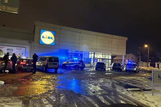 Makabra w Lidlu. Zamaskowany nożownik pociął dwie osoby. Agresor uciekł z miejsca zdarzenia