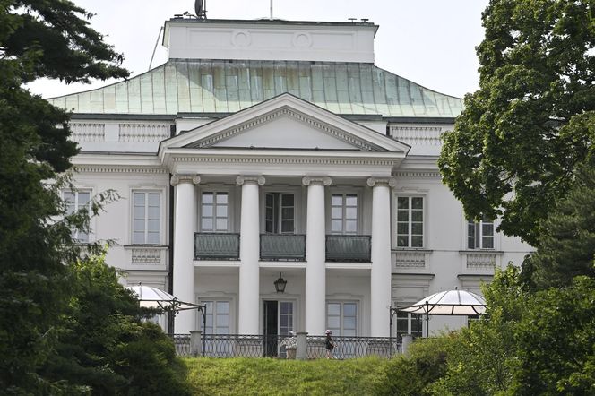 Rodzina Nawrockich przejęła Belweder: Kasia w kasku na hulajnodze, teściowe na balkonie