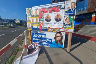 Plakaty wyborcze w Krakowie. Tak politycy promują się w przestrzeni miejskiej