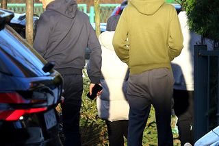 Donald Tusk wraca do domu obładowany praniem i zakupami w towarzystwie wnuków