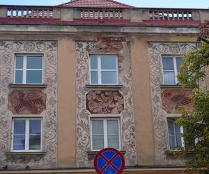 Sgraffito białostockie. Zobacz unikatowe graffiti rodem z PRL-u!