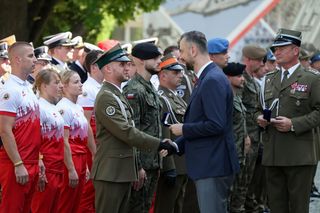 Szef MON wręczył odznaczenia żołnierzom