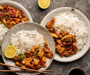 Kurczak teriyaki z makaronem ryżowym bez woka: przepis na szybki obiad z piekarnika