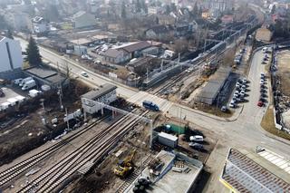 Kraków: zamknięcie przejazdu kolejowego na ul. Fredry. Utrudnienia dla kierowców, zmiany w komunikacji