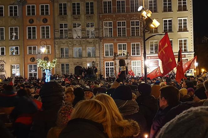 Tłumy na ulicy Długiej w Gdańsku po śmierci Pawła Adamowicza