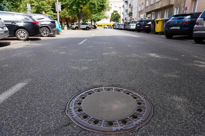 Właz przy ul. Dąbrowskiego (dawniej ul. Szustra) na Mokotowie 