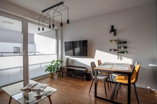 38-metrowa kawalerka projektu Interiorsy. Króluje tu minimalizm z dużą dawką koloru