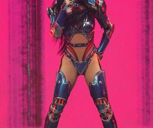 Miłość byłego premiera i piosenkarki kwitnie! Ujawniono sekrety związku