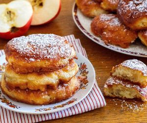 Te racuchy z jabłkami jem nawet na diecie. Są puszyste i mniej kaloryczne niż tradycyjne 