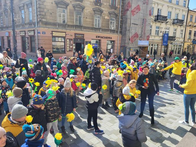 Plac przed ratuszem zakwitł. Przedszkolaki witały wiosnę [GALERIA]