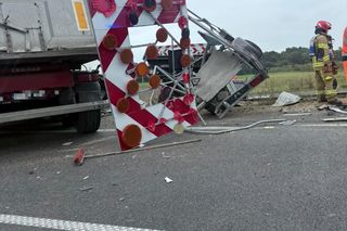 Wypadek na S5 niedaleko Kościana. TIR wjechał w pojazd służby drogowej