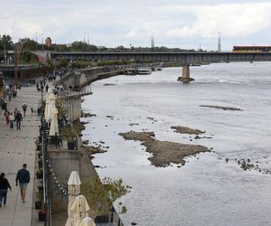 Rekordowo niski stan wody w Wiśle w Warszawie (23.08.2025)