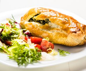 Kieszonki z ciasta francuskiego nadziewane piersią z kurczaka, fetą i szpinakiem