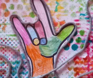 Przedszkolaki z całej Polski malowały język migowy. Efekty będzie można zobaczyć w Jaworznie 