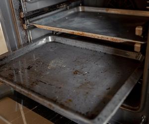 Przypalona blacha w piekarniku to przeszłość. Ten składnik z obiadu zdziała cuda