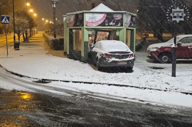 Żory: przejechał przez środek ronda i wjechał w drzwi sklepu samochodem. Ogromne zniszczenia ZDJĘCIA