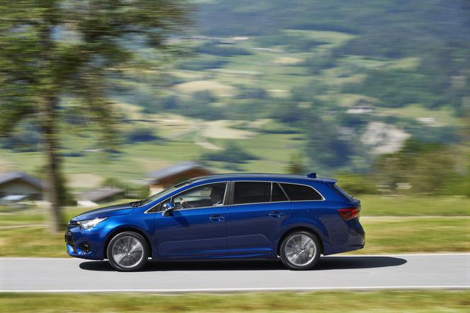 Toyota Avensis Touring Sports lifting 2015