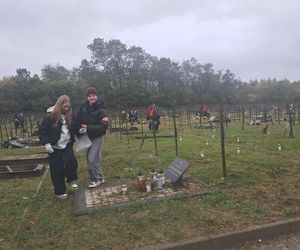 Rekordowa akcja Światełko Pamięci. Uczniowie z Łodzi porządkowali opuszczone groby