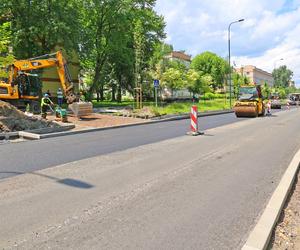 Trwa przemiana ul. Lutomierskiej. Drogowcy pracują przy nowej nawierzchni [ZDJĘCIA]