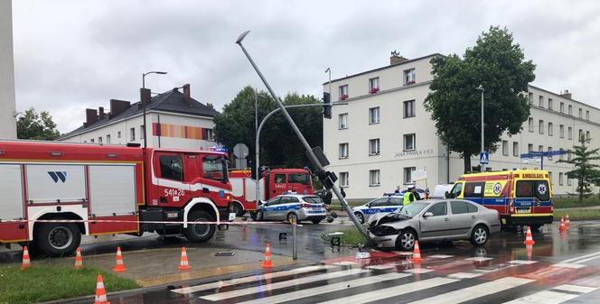 Piekary Śląskie: Wypadek policyjnego radiowozu. Dwóch policjantów trafiło do szpitala 