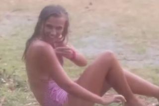 Agnieszka Kaczorowska tapla się w kałuży i rozprawia o życiu. Inspiracja?