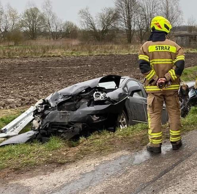 Totalna demolka pod Siedlcami. Osobówki staranowały bariery. Cztery osoby w szpitalu