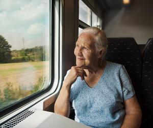 seniorzy w pociągu PKP