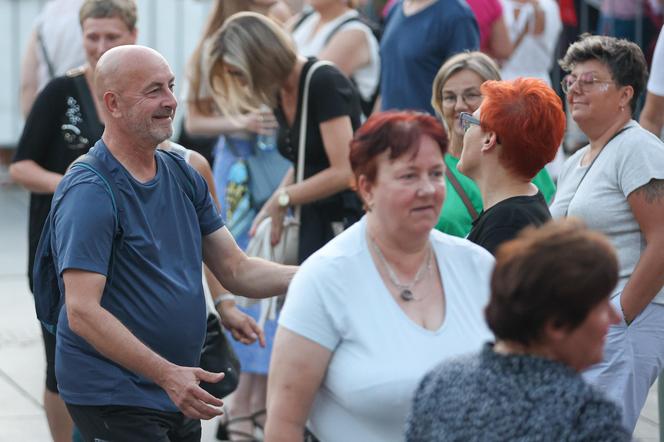 Potańcówka przed teatrem w Katowicach