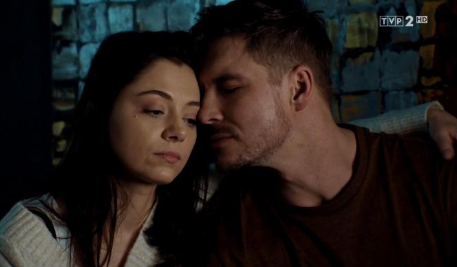 	M jak miłość, odc. 1510: Iza (Adriana Kalska), Marcin (Mikołaj Roznerski)