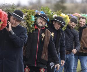 W Gdańsku stanęła 20-metrowa palma wielkanocna