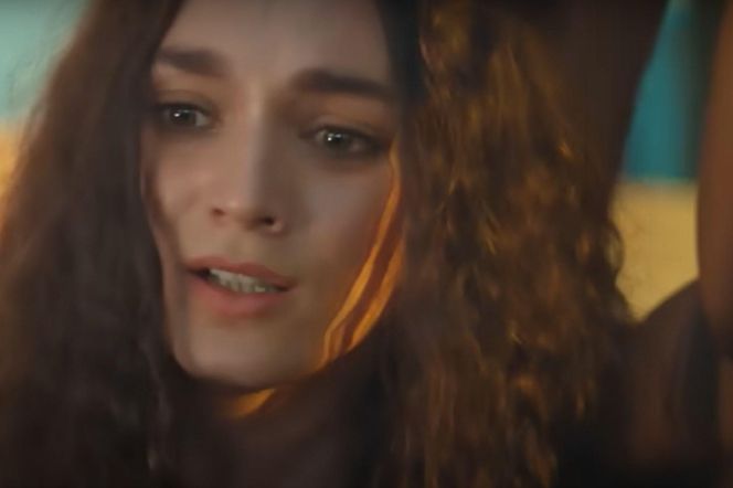 Nana ma zostać w aucie 