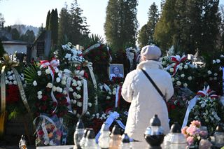 Grób Barbary Skrzypek zatonął w czerwono-białych kwiatach. Poruszający widok