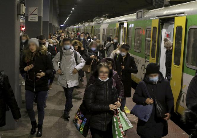 Pasażerowie podróżują jak sardynki w puszce. Horror na kolei 