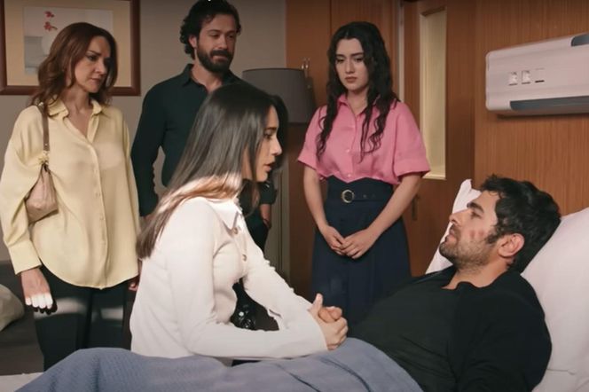 Zeynep czule opiekuje się Halilem w szpitalu 