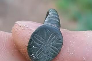 W woj. lubelskim natrafiono na średniowieczny pierścień. Zachował się w doskonałym stanie!