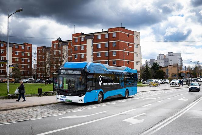Wodorowy autobus jeździ testowo po ulicach Katowic